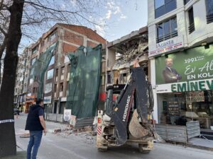 KASTAMONU (AA) – Kastamonu'da yıkım çalışması devam eden binanın bir