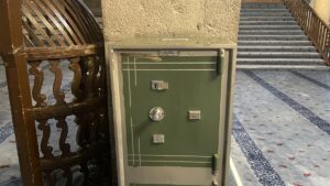 KAYSERİ (AA) – Kayseri'de tarihi camiden hırsızlık girişimi güvenlik kamerasınca