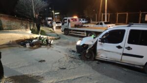 KIRIKKALE (AA) – Kırıkkale’de hafif ticari araç ile motosikletin çarpışması