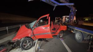 KOCAELİ (AA) – Kocaeli'nin İzmit ilçesinde otomobilin bariyere çarpması sonucu