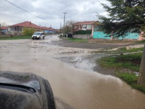 KONYA (AA) – Konya'nın Kulu ilçesinde aniden bastıran sağanak hayatı
