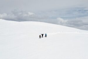 GİRESUN (AA) – Giresun'un Kümbet Yaylası'nda kar yağışı sonrası snowboard