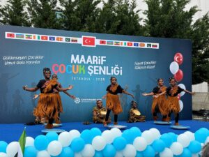 - Vakfın İstanbul binasının bayrak ve balonlarla süslenen bahçesinde gerçekleştirilen