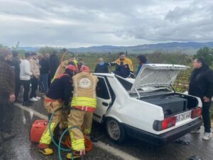 ​​​​​​​MANİSA (AA) – Manisa'nın Alaşehir ilçesinde otomobilin kamyona ve bariyerlere