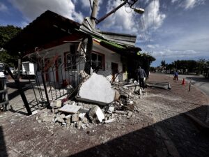 MERSİN (AA) – Mersin'in merkez Toroslar ilçesinde elektrik direği ve