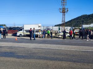 MERSİN (AA) – Mersin'in Bozyazı ilçesinde kamyonet ile otomobilin çarpıştığı