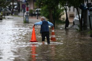 MERSİN (AA) – Mersin'de sağanak nedeniyle bazı cadde ve sokaklarda