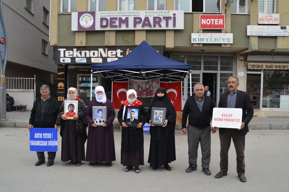 Muşlu aileler, DEM Parti önündeki eylemlerini sürdürdü