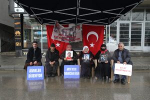 MUŞ (AA) – Muş'ta DEM Parti İl Başkanlığı binası önünde