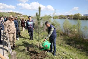 MUŞ (AA) – Muş'ta "Aile Yılı" kapsamında düzenlenen törende fidanlar