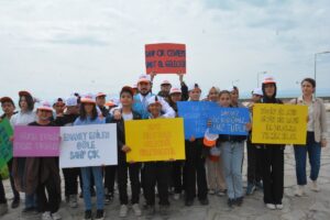 BİTLİS (AA) – Bitlis'in Adilcevaz ilçesinde öğrenci ve vatandaşların katılımıyla