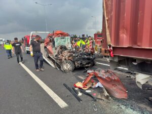 OSMANİYE (AA) – Osmaniye'de tıra arkadan çarpan cipteki sürücü öldü.