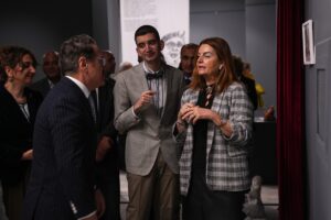 - Dünya Otizm Farkındalık Günü dolayısıyla düzenlenen sergide, genç sanatçı,