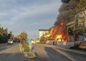 İSTANBUL (AA) – Pendik'te palet fabrikasında çıkan yangına itfaiye ekipleri