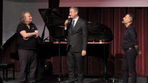 KARABÜK (AA) – Piyanist ve besteci Tuluyhan Uğurlu, Karabük'te müzikseverlerle