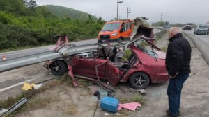 SAKARYA (AA) – Sakarya'nın Söğütlü ilçesinde bariyerlere saplanan otomobildeki 2