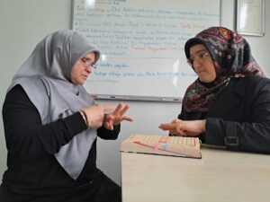 SAKARYA (AA) – Sakarya'da işitme engelli kadınlar, işaret diliyle Kur'an-ı