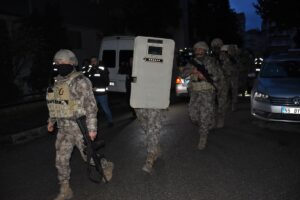 - Haklarında gözaltı kararı verilen şüphelilerin yakalanması için eş zamanlı