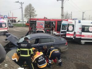 SAMSUN (AA) – Samsun’un Bafra ilçesinde kaldırıma çarpan otomobildeki 2