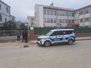 SAMSUN (AA) – Samsun'da okul çevrelerinde gerçekleştirilen denetimlerde 15 öğrenci