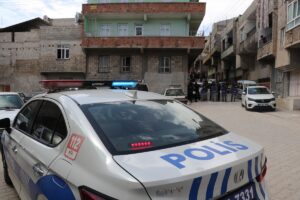 ŞANLIURFA (AA) – Şanlıurfa'nın Eyyübiye ilçesinde komşular arasında çıkan taşlı