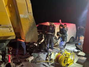 SİNOP (AA) – Sinop'un Gerze ilçesinde panelvanın tıra çarpması sonucu