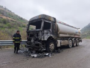 ŞIRNAK (AA) – Şırnak'ın Cizre ilçesinde seyir halindeki akaryakıt yüklü