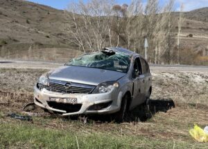 SİVAS (AA) – Sivas'ta otomobilin devrilmesi sonucu 5 kişi yaralandı.