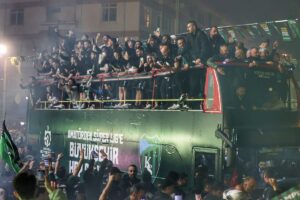 KOCAELİ (AA) – Kocaelispor'da futbolcular ve teknik heyet takımlarının şampiyon