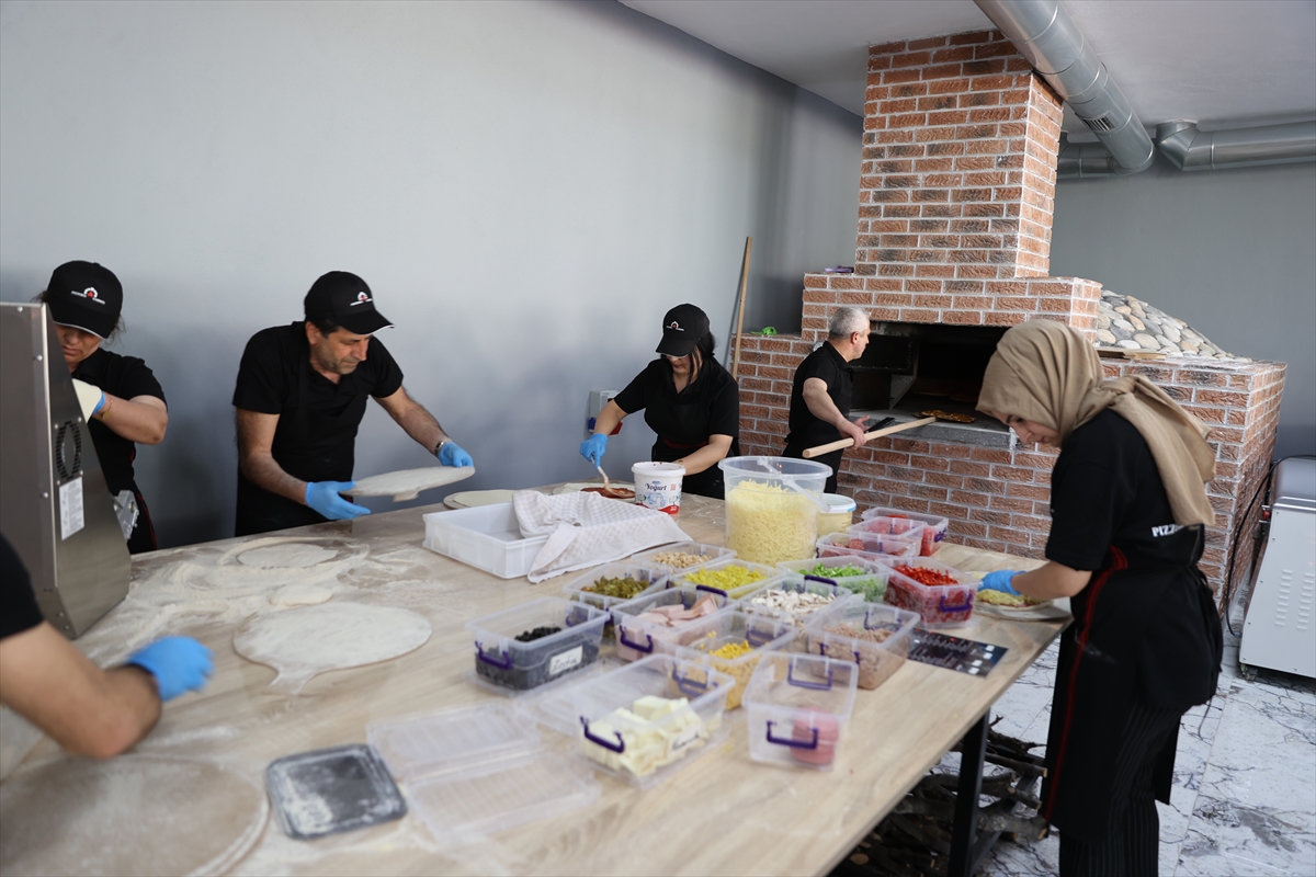 Süryani usta yıllar sonra döndüğü memleketinde açtığı pizza salonunda 20 kişiye istihdam sağladı