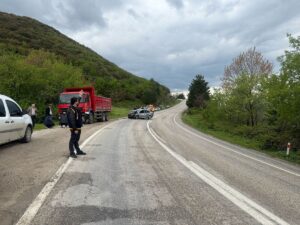 TOKAT (AA) – Tokat'ın Niksar ilçesinde kamyon ile otomobilin çarpışması