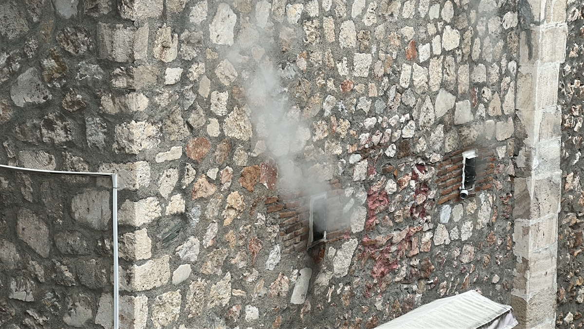 Tokat'ta tarihi camide çıkan yangın söndürüldü