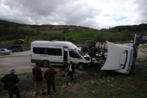 TOKAT (AA) – Tokat'ta yolcu minibüsü ile tırın çarpışması sonucu