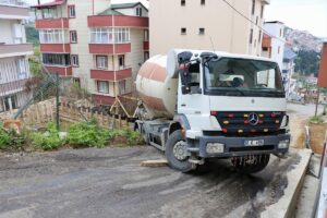 TRABZON (AA) – Trabzon'da, yokuştan kayan beton mikseri inşaat alanı