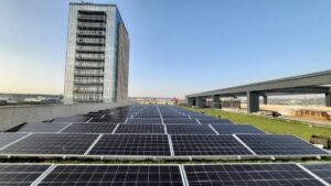 - Kocaeli kampüsünde 5 bin 500 metrekarelik alana kurulan güneş