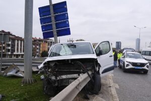 İSTANBUL (AA) – Ümraniye'de kontrolden çıkarak bariyerlere saplanan araçtaki 2