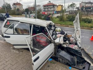 UŞAK (AA) – Uşak'ta otomobilin tıra çarpması sonucu ağır yaralanan