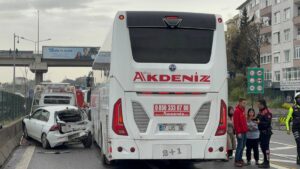 İSTANBUL (AA) – İstanbul Üsküdar'da yolcu otobüsü ve 2 otomobilin