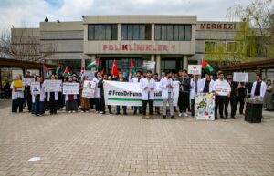 VAN (AA) – Van'da sağlık çalışanları ve üniversite öğrencileri, İsrail'in