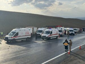 VAN (AA) – Van'da minibüsle kapalı kasa kamyonetin çarpıştığı kazada