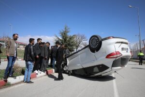 VAN (AA) – Van'ın Erciş ilçesinde otomobil ile hafif ticari
