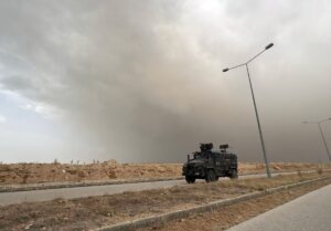 VAN (AA) – Van'da sağanak ve toz taşınımı yaşamı olumsuz