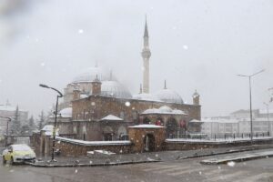 YOZGAT (AA) – Yozgat'ta kar yağışı etkisini sürdürüyor. Kentte öğle