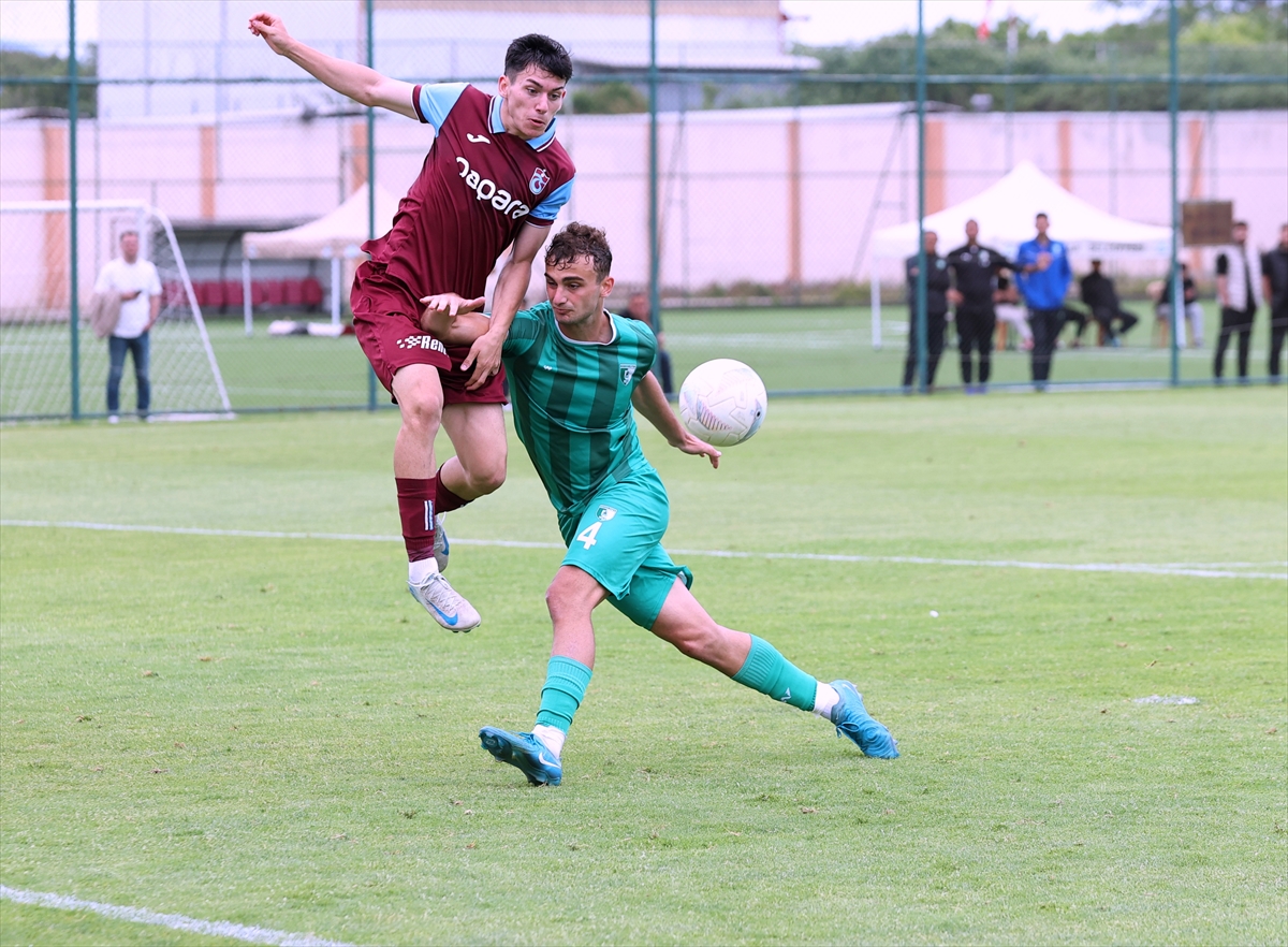19 Yaş Altı Elit A Ligi Şampiyonu Trabzonspor kupasını aldı