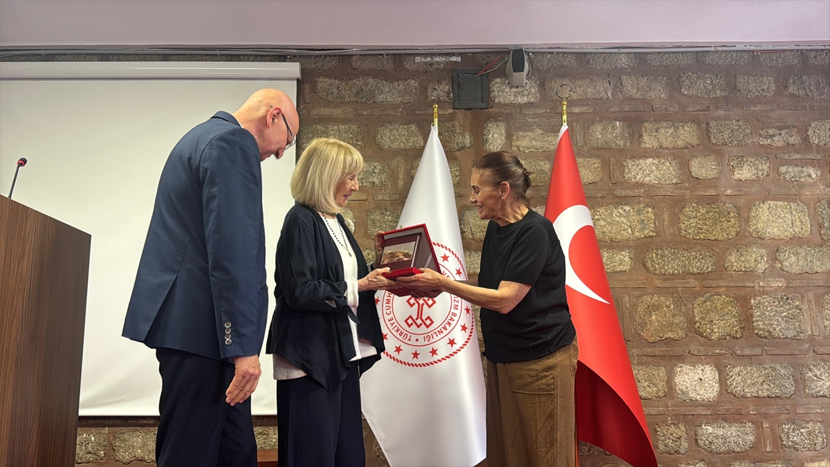 “54. Orhan Kemal Roman Armağanı” yazar Ayşe Kulin'e takdim edildi