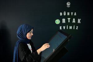 - Sıfır Atık Vakfı'nın standına gençler, yoğun ilgi gösteriyor