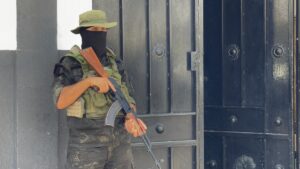 - Gıneyve milislerine ait terkedilmiş çok sayıda askeri malzeme ve