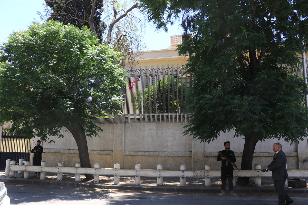ABD bayrağı, Şam’da yeniden göndere çekildi