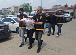 ADANA (AA) – Adana'da park halindeki 4 araçtan altın, döviz