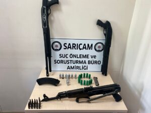 ADANA (AA) – Adana'da bir evde kalaşnikof ve 2 pompalı